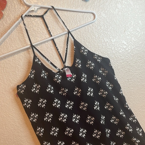 Chic Black and White Patterned Tank Top - Picture 6 of 8